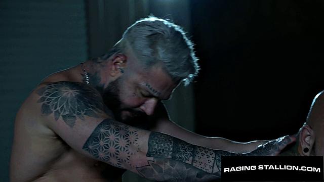 татуированный качок получает по жопе от здорового дальнобойщика на улице