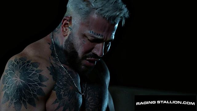 татуированный качок получает по жопе от здорового дальнобойщика на улице