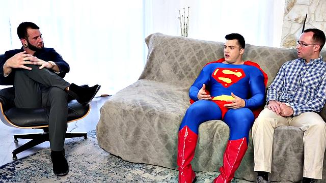 Косплейщик-жок трахается с парнем втроём на парной терапии