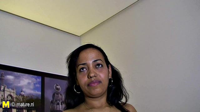 зрелая домохозяйка Мат-ЕУ78 сосёт и трахается на кухне