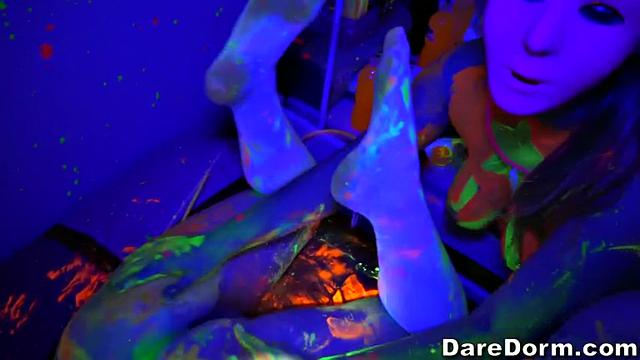 неоновый угар: разнузданные девки трахаются и доминируют