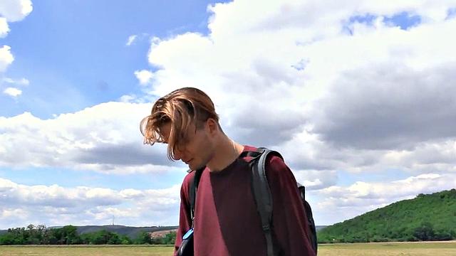 евро твинг получает в попу на улице от парня pov