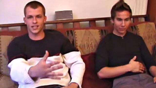 Брок ЛаБелли жадно сосет у Джейсона Фокса, пока парни смотрят порно