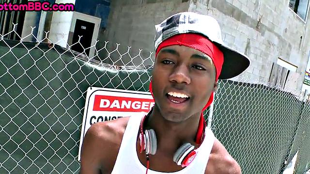 Ebony thug gets public assfucked outdoor