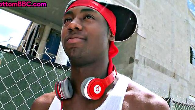 Ebony thug gets public assfucked outdoor