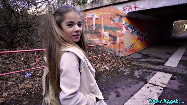 Сабрина Спайс развлекается с минетом в лесу, пока ключей ждет - математика подождет!