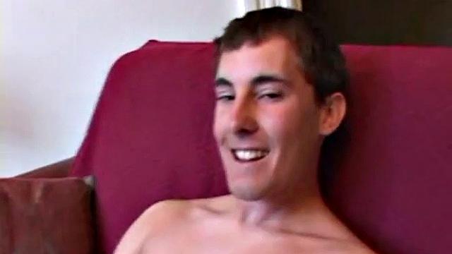 Kiefer Foxx дрочит толстый член и кончает на камеру, гей видео для мужчин.