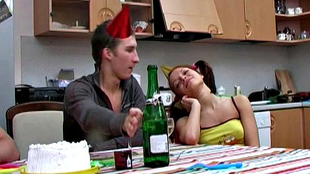 саша отмечает жарко - парни втроём не теряются