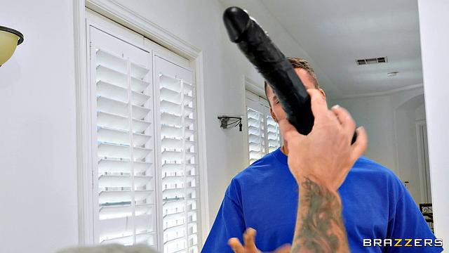 жаркая соседка-милфа устроила трах-баттл между парнями