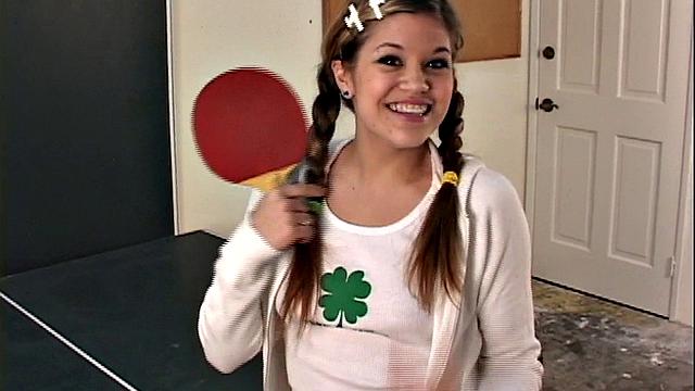 Блондинка на столе устраивает персональное шоу пальчиками - теннис тут ни при чём, просто весело проводит время.