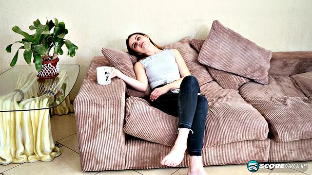 эмма дрочит и показывает свою волосатую киску