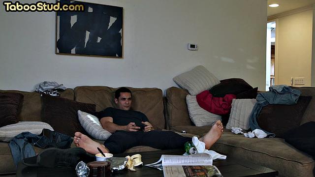 татуированный парень отсасывает и вылизывает жопу соседу