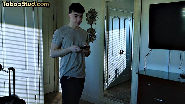 татуированный парень отсасывает и вылизывает жопу соседу