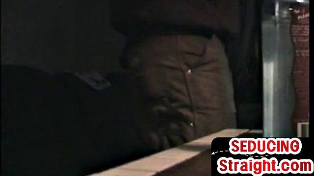 винтажный кайф: парень дрочит смазанным членом в плотном крупном плане