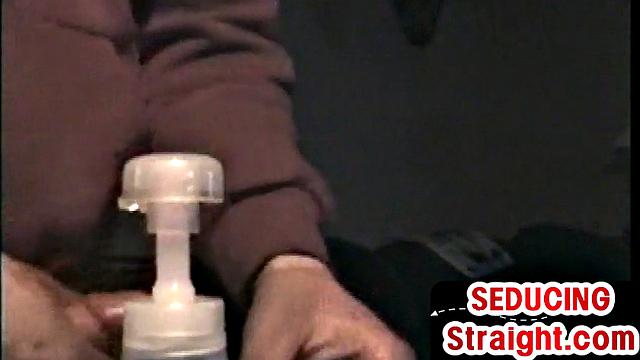 винтажный кайф: парень дрочит смазанным членом в плотном крупном плане