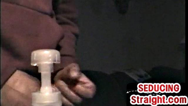 винтажный кайф: парень дрочит смазанным членом в плотном крупном плане