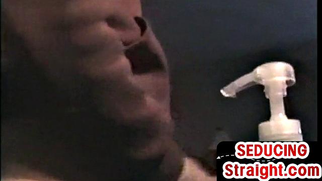 винтажный кайф: парень дрочит смазанным членом в плотном крупном плане