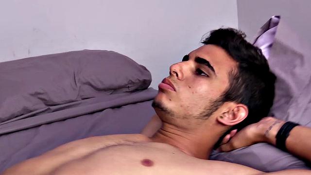 Рэпер встает на колени перед огромным членом Оделла