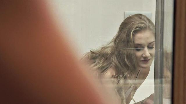 Модель с татуировкой получает минет на пальцы ног перед жёстким сексом