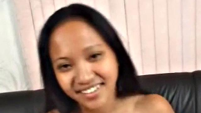 Азиатская красотка жадно вылизывает жопу и ловит густой фэйшл