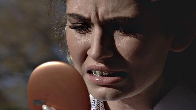 шикарная телка с брекетами глотает по полной и ловит сперму на лицо