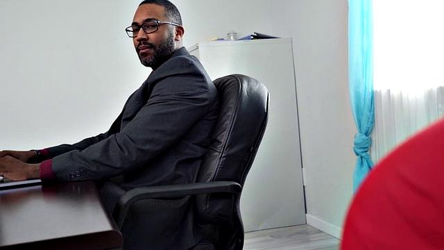 татуированная секретарша балуется игрушками и подругой в офисе