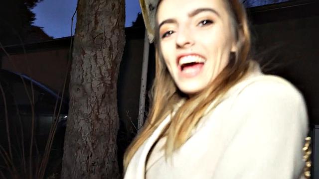 жесткий трах на улице: грязный парень долбит мокрую киску