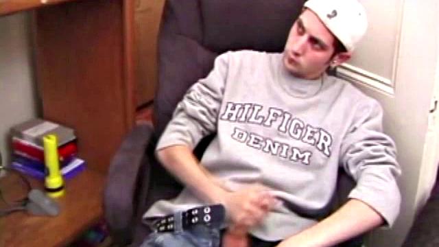 Аарон Майклз достает член и бурно кончает на кровати