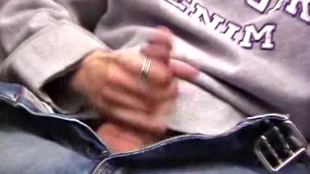 Аарон Майклз достает член и бурно кончает на кровати