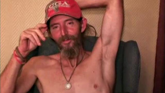 грязный автомеханик сбрасывает одежду и показывает всё