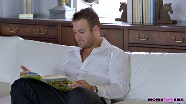 Сексуальная мачеха заливает постель сквиртом на жарком тройничке