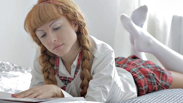 A guy has sex with two chicks in porn art vid