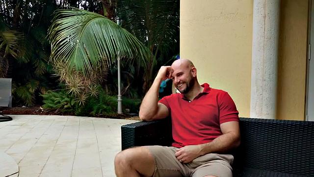 рыжая татуированная милфа трахается в жопу у бассейна