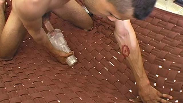 арон армстронг дрочит свой здоровый член и балуется игрушками