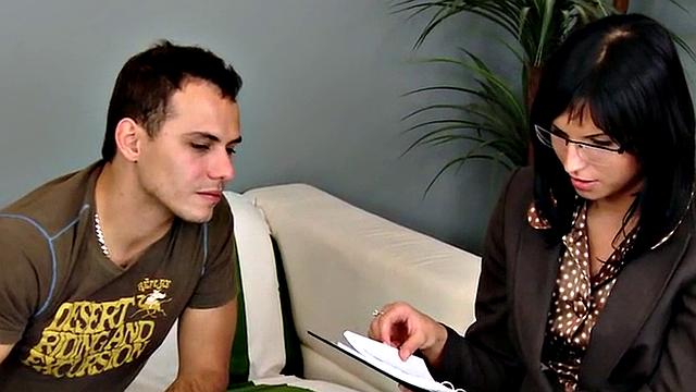 две строгие дамы без пощады трахают его страпоном при cfnm