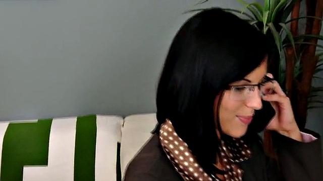 две строгие дамы без пощады трахают его страпоном при cfnm