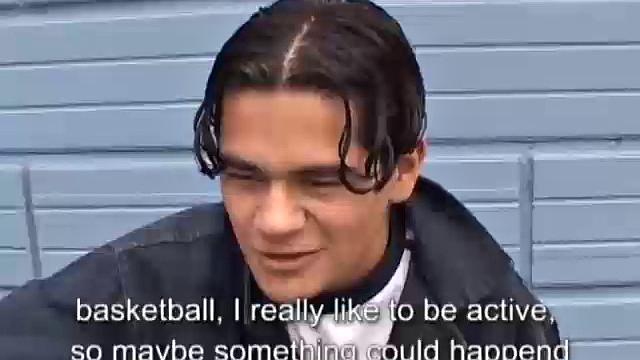 Сезар вываливает хуй и устраивает шоу руками - пальчики оближешь