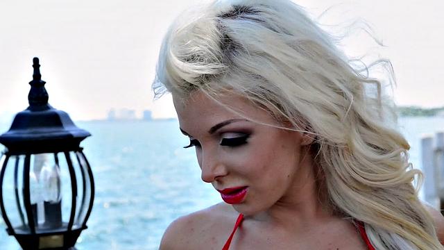 саванна у бассейна снимает бикини и показывает своё тело