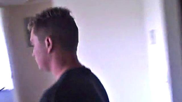 озорная брюнетка раздает в догги pov и острит шуточками