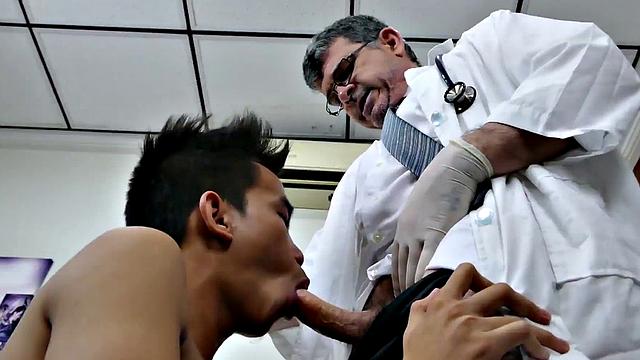 японский твинг поддается зрелому доктору в кабинете