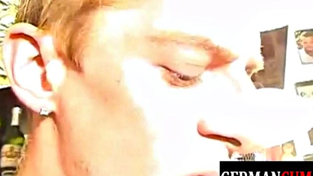 накачанные немцы трахаются в анал и сосут в гей-тройничке