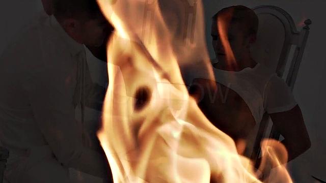 смотри, как рыжий трахает пальцами накачанного друга