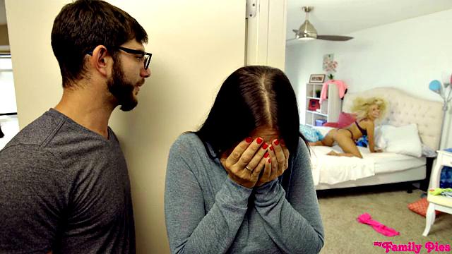 латинка трясёт попой, сводный брат сбился со счёта