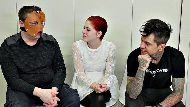 лысая в наручниках трахает свою замаскированную киску и давится дилдо