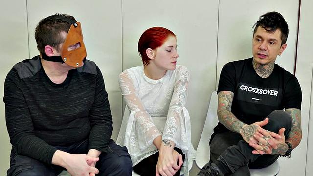 лысая в наручниках трахает свою замаскированную киску и давится дилдо