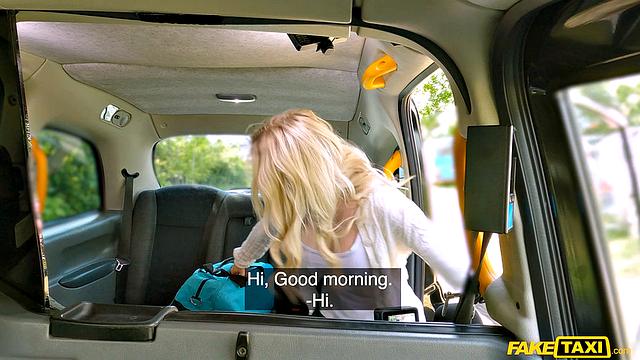 Блондинка Angie Lynx делает массаж в такси - а потом уходит в отрыв на заднем сиденье!