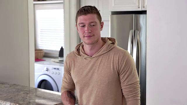 две сводные сестры не могут устоять перед новым братом