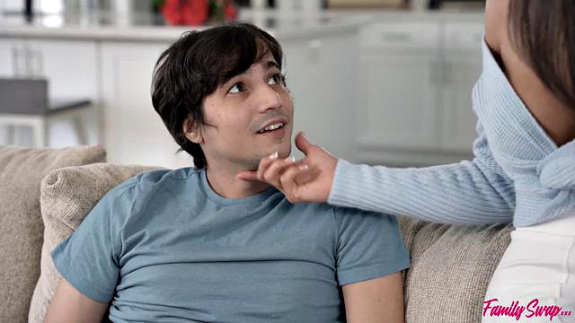 мамка устраивает обмен на валентинов день и трахается с отчимом и сыном