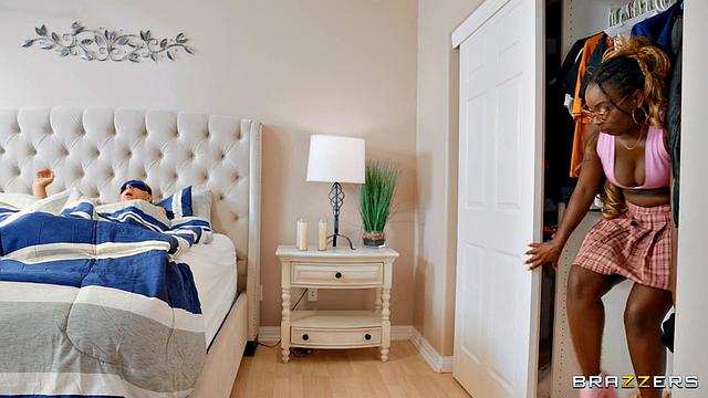 Эльси соблазняет профессора ради жаркого эксперимента в постели с Миком Блю, яркий минет и мощный фейситинг в его спальне.