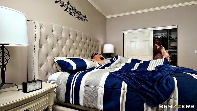 Эльси соблазняет профессора ради жаркого эксперимента в постели с Миком Блю, яркий минет и мощный фейситинг в его спальне.